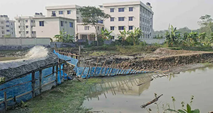আগৈলঝাড়ায় সরকারি জায়গা দখল করে বালু ভরাট প্রভাবশালীর